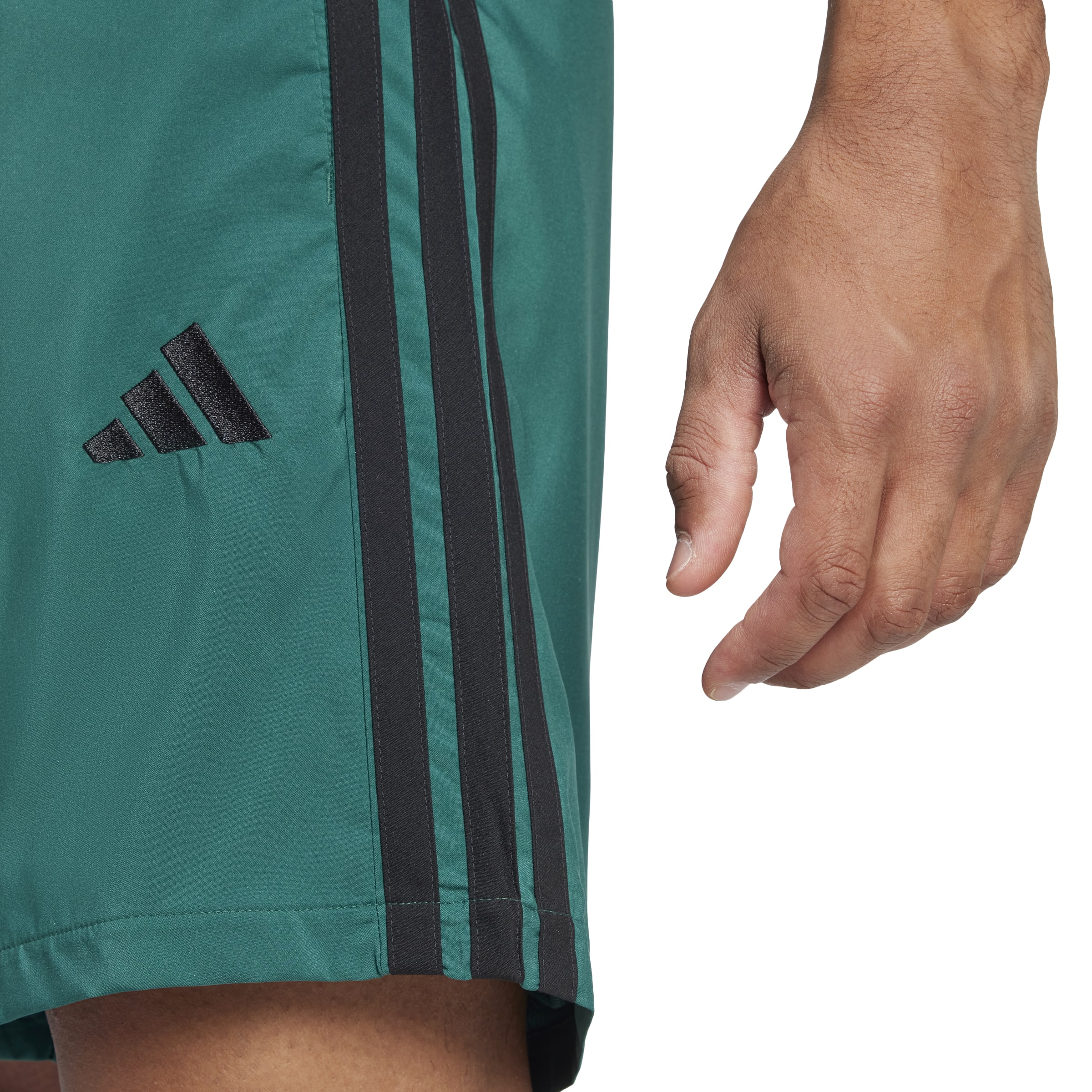 ESSENTIALS THREE STRIPES CHELSEA SHORTS Collegiate Green / Black / 2XL ESSENTIALS THREE STRIPES CHELSEA SHORTS Collegiate Green / Black / 2XL